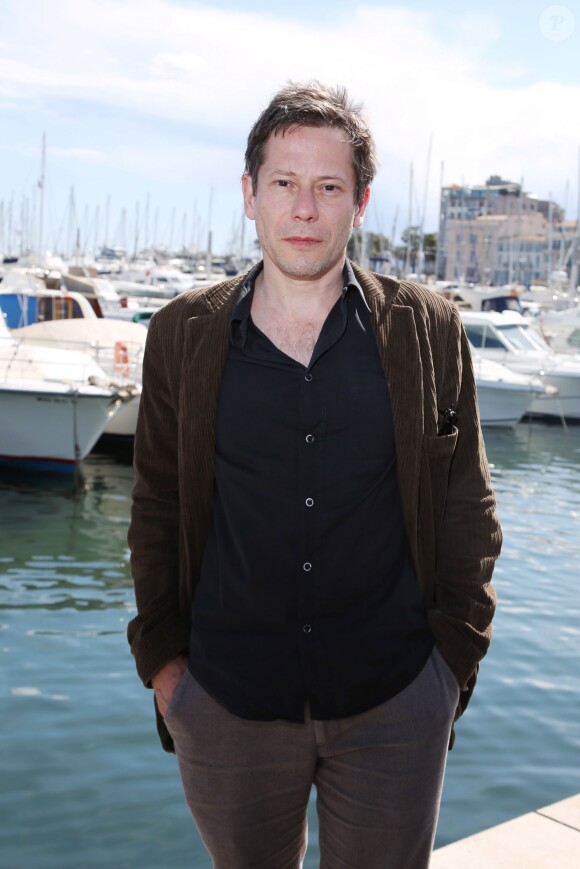 Exclusif - Mathieu Amalric pose sur la terrasse UniFrance lors du 67e Festival du Film de Cannes le 15 mai 2014 
