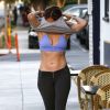 Exclusif - Jennifer Lopez enfile son T-shirt à la sortie de son cours de gym à West Hollywood, le 8 octobre 2014.