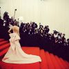 Taylor Swift a rendu hommage à Oscar de la Renta en postant sur Instagram cette photo d'elle lors du Met Gala le 5 mai 2014.