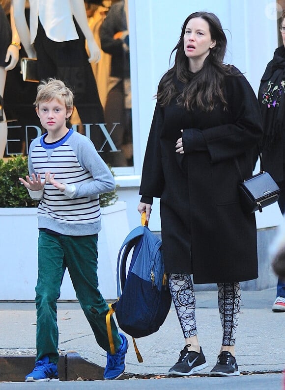 Liv Tyler, enceinte, avec son fils Milo dans les rues de New York, le 21 octobre 2014. 