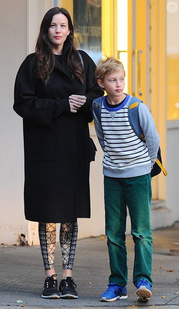 Liv Tyler, enceinte, avec son fils Milo à New York, le 21 octobre 2014.