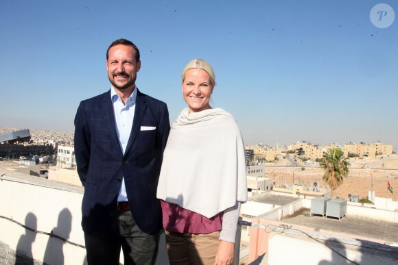 Le prince Haakon et la princesse Mette-Marit de Norvège sur le toit d'un centre de formation professionnelle pour les jeunes réfugiés syriens à Amman en Jordanie le 21 octobre 2014.