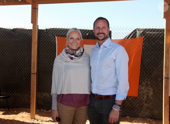Le prince Haakon et la princesse Mette-Marit de Norvège visitent le camp de réfugiés Zaatari lors de leur voyage officiel en Jordanie. Le 21 octobre 2014 