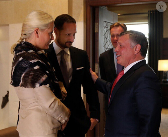 Photo Instagram de la cour royal hachémite. Le prince Haakon et la princesse Mette-Marit de Norvège ont rencontré le roi Abdullah II de Jordanie au palais royal, à Amman, le 22 octobre 2014, lors de leur visite officielle centrée sur le sort des réfugiés syriens.