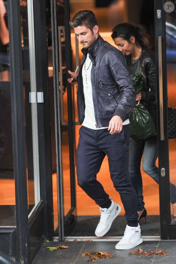 Exclusif - Le footballeur Olivier Giroud et sa femme Jennifer font du shopping dans les rues de Hampstead (Londres) le 22 octobre 2014