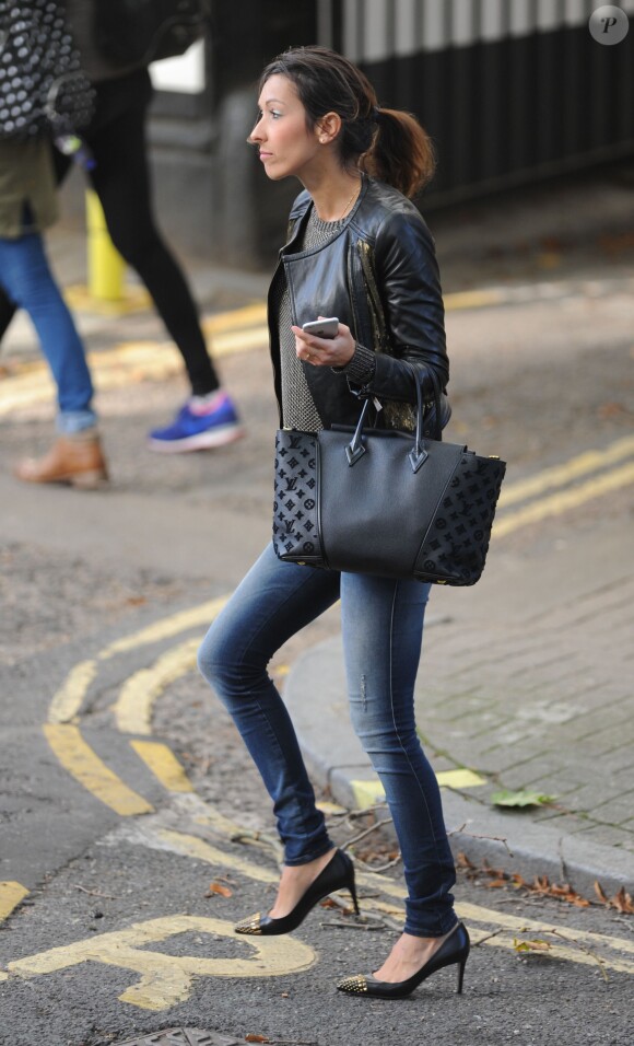 Exclusif - Olivier Giroud et sa jolie Jennifer font du shopping dans les rues de Hampstead (Londres) le 22 octobre 2014