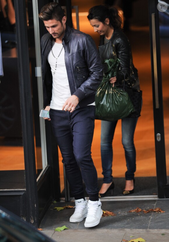 Exclusif - Olivier Giroud et sa femme Jennifer font du shopping dans les rues de Hampstead (Londres) le 22 octobre 2014