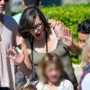 Belle journée pour Milla Jovovich (enceinte), son mari Paul W. S. Anderson et leur fille Ever Gabo qui s'amusent à Disneyland à Anaheim en Californie le 23 octobre 2014. 