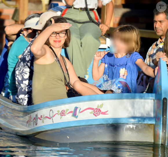 Milla Jovovich enceinte, son mari Paul W. S. Anderson et leur fille Ever Gabo s'amusent à Disneyland à Anaheim en Californie le 23 octobre 2014. La petite famille a passé la journée dans le parc d'attractions, un jour d'école !