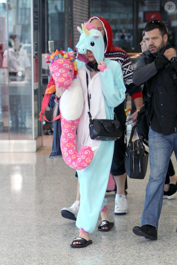 La chanteuse Miley Cyrus arrive à l'aéroport de Sydney le 25 octobre 2014.