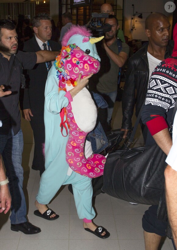 La popstar Miley Cyrus arrive à l'aéroport de Sydney le 25 octobre 2014.