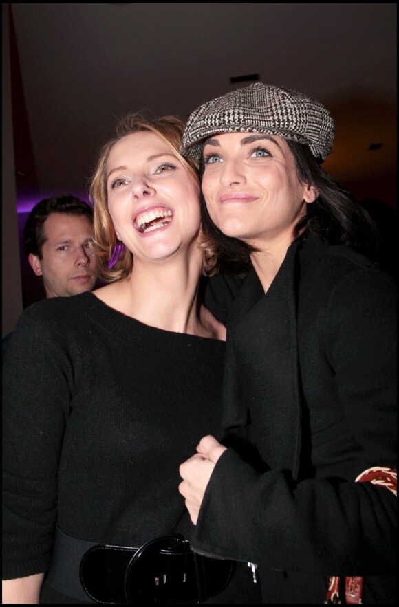 Frédérique Bel et Pauline Delpech lors du prix littéraire Bel Ami, Destin de femme, à l'hôtel Bel Ami à Paris, le 9 mars 2011