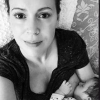 Alyssa Milano : Sublime maman en plein allaitement de sa petite Elizabella