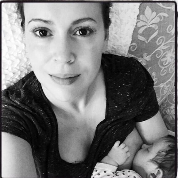 Alyssa Milano allaite sa petite Elizabella, le 27 octobre 2014