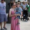 Alyssa Milano, son mari Dave Bugliari et leur fils Milo Bugliari au Farmers Market lors du Labor Day à Studio City, le 1er septembre 2013.