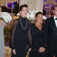  La princesse Caroline de Hanovre entourée de sa fille Charlotte Casiraghi, alors enceinte, sa soeur cadette la princesse Stéphanie et son fils Andrea Casiraghi lors du gala des 50 ans de l'Amade à Monaco le 4 octobre 2013 