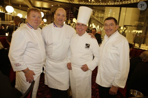 Bernard Leprince, Jean-Paul Bostoen, Emile Jung et Antoine Westermann lors de la réouverture de L'Alsace sur les Champs-Elysées à Paris, le 27 octobre 2014. 