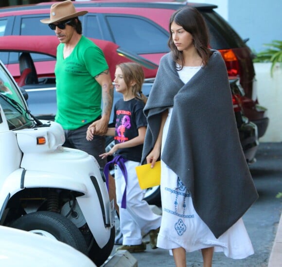 Exclusif - Anthony Kiedi est allé chercher son fils Everly en voiture de golf avec sa petite amie Helena Vestergaard à Malibu. Le jeune Everly est heureux de conduire la petite voiture. Le 29 octobre 2014.