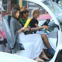 Anthony Kiedis, sa jeune compagne et leur fils : Adorable trio en voiturette