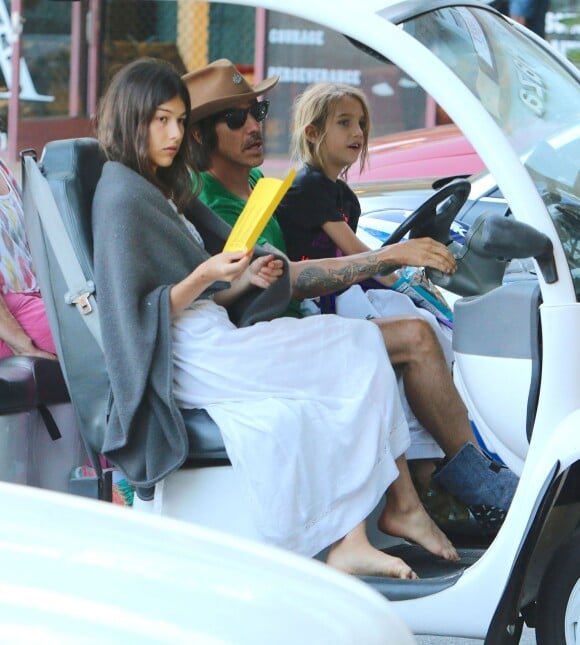 Exclusif - Anthony Kiedi, du groupe Red Hot Chili Peppers, est allé chercher son fils Everly en voiture de golf avec sa petite amie Helena Vestergaard à Malibu. Le jeune Everly est heureux de conduire la petite voiture. Le 29 octobre 2014.