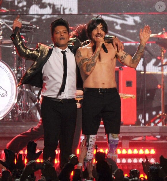 Bruno Mars et les Red Hot Chili Peppers lors du half time show du Super Bowl à Rutherford, le 2 février 2014.