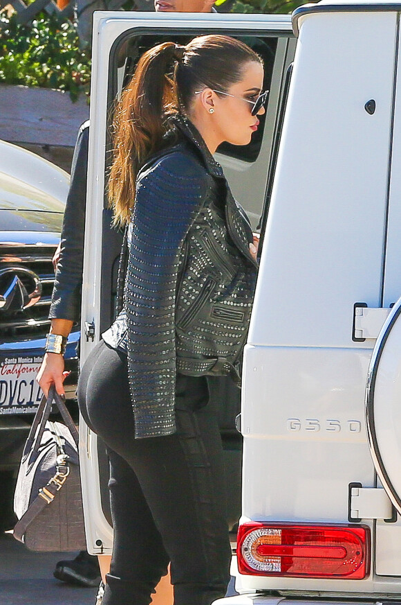 Khloe Kardashian rejoint sa famille à Malibu pour un déjeuner au soleil. 29 octobre 2014