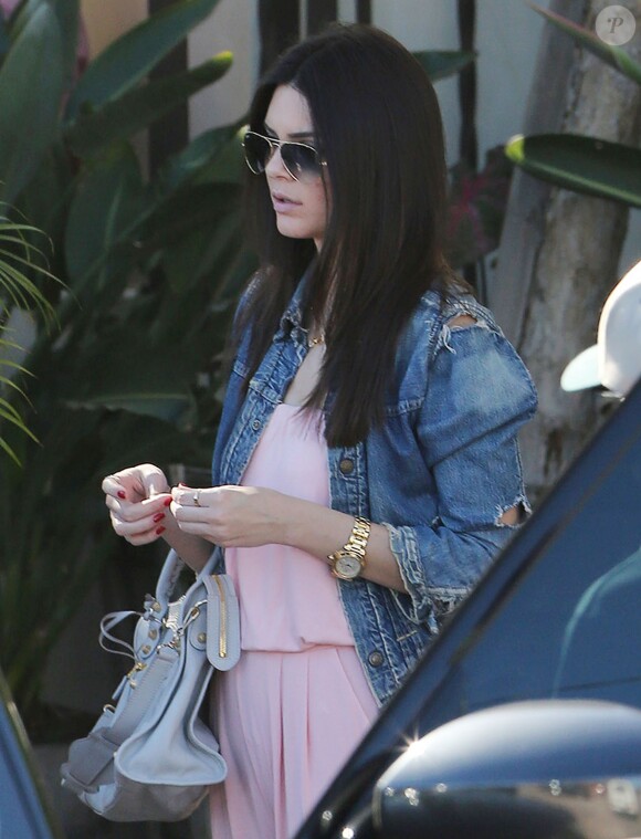 Kendall Jenner rejoint sa famille à Malibu pour un déjeuner au soleil. 29 octobre 2014