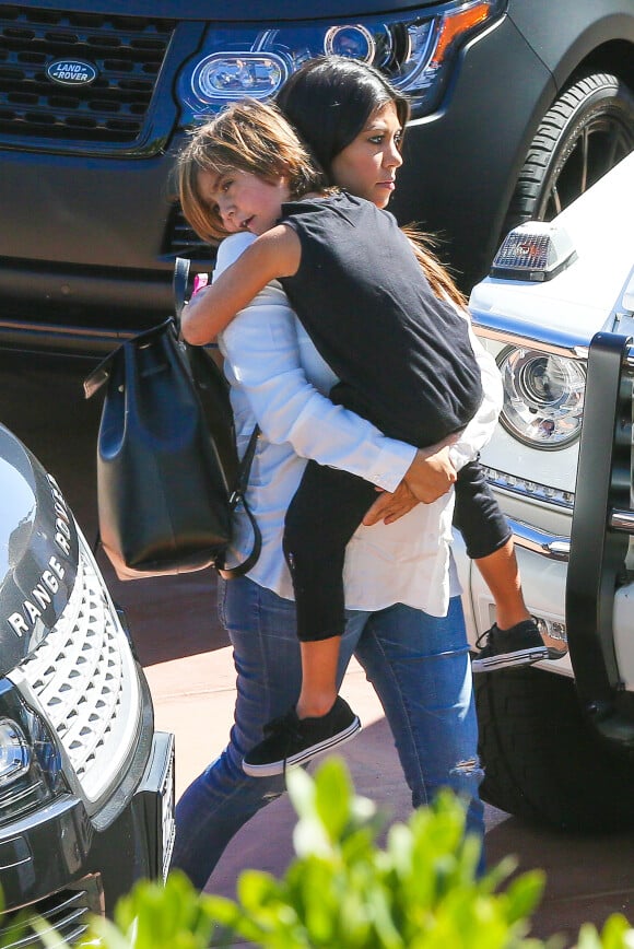 Kourtney Kardashian, enceinte et portant son fils Mason, rejoint sa famille à Malibu pour un déjeuner au soleil. 29 octobre 2014