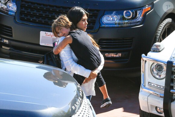 Kourtney Kardashian, enceinte et portant son fils Mason, rejoint sa famille à Malibu pour un déjeuner au soleil. 29 octobre 2014
