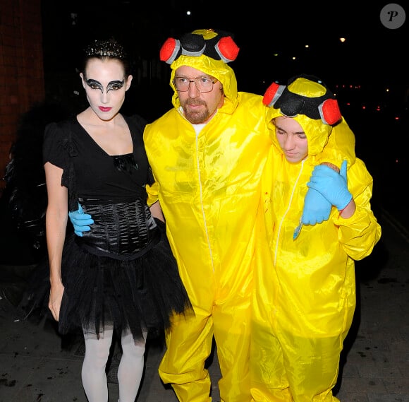Guy Ritchie, Jacqui Ainsley et Rocco Ritchie en costumes d'Halloween à la sortie de la soirée Unicef à Londres, le 30 octobre 2014.
