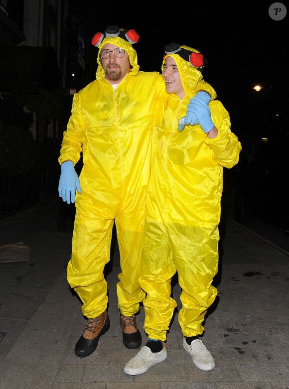 Guy Ritchie et son fils Rocco Ritchie déguisés pour Halloween à la sortie de la soirée Unicef à Londres, le 30 octobre 2014.