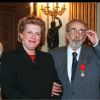 Serge Reggiani reçoit la légion d'Honneur des mains de la ministre Catherine Trautmann à Paris le 23 octobre 1998