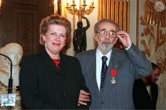 Serge Reggiani reçoit la légion d'Honneur des mains de la ministre Catherine Trautmann à Paris le 23 octobre 1998
