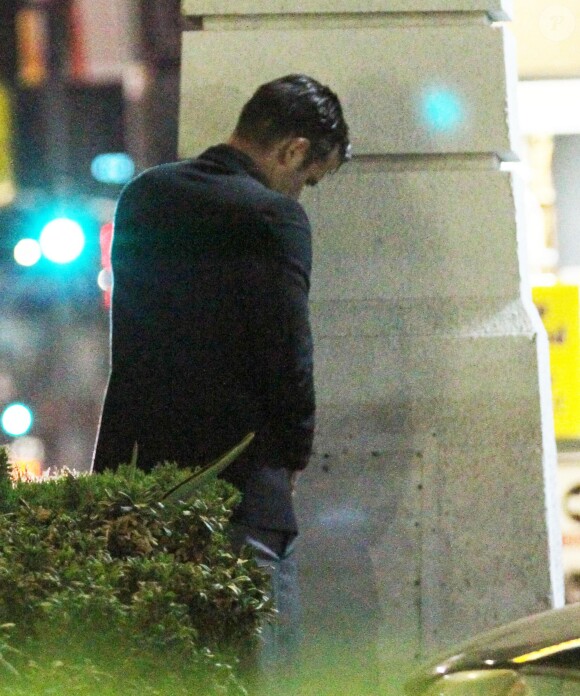 Exclusif - L'acteur David Arquette urine contre un mur à la sortie d'un supermarché à Hollywood, le 19 octobre 2014.