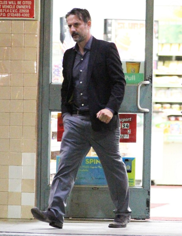 Exclusif - David Arquette urine contre un mur à la sortie d'un supermarché à Hollywood, le 19 octobre 2014.