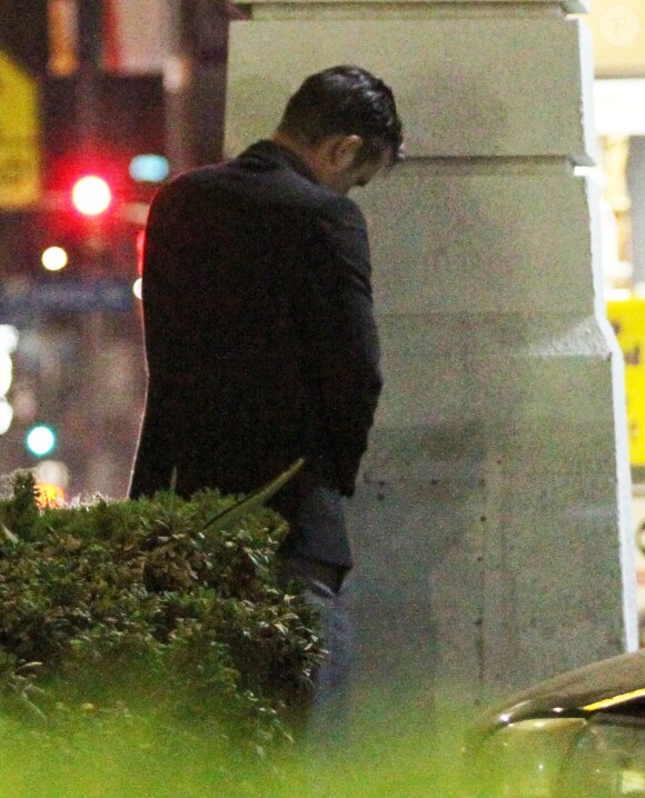 Exclusif - David Arquette urine contre un mur à la sortie d'un supermarché à Hollywood, le 19 octobre 2014.