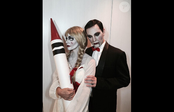 Courteney Cox et son fiancé Johnny McDaid déguisés en poupées inquiétantes pour Halloween, le 31 octobre 2014.