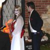 Courteney Cox et son compagnon Johnny McDaid lors de la soirée Halloween chez Kate Hudson à Brentwood. Le 30 octobre 2014.