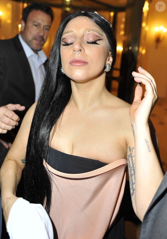 Lady Gaga quitte l'hôtel Bristol, après avoir donné son concert au Zénith de Paris, pour aller dîner au restaurant "Le Matignon" à Paris. Le 31 octobre 2014.