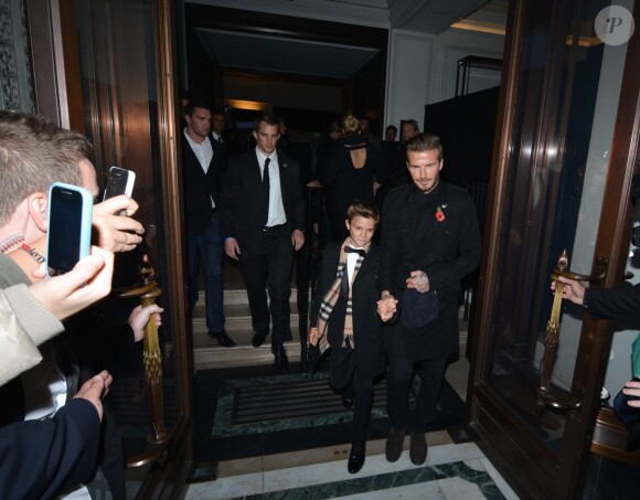 David Beckham et sa femme Victoria à la sortie d'une soirée Burberry avec leur fils Romeo à Londres, le 3 novembre 2014.