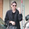Kendall Jenner retourne à sa voiture après avoir été boire un café avec Jaden Smith à West Hollywood, le 14 octobre 2014.
