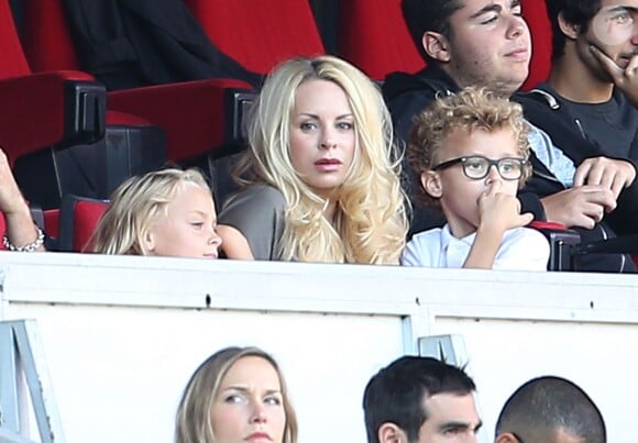Helena Seger avec ses enfants Maximillian et Vincent lors du match entre le PSG et Bastia le 16 août 2014 au Parc des Princes à Paris