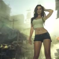 Emily Ratajkowski : Moite et torride, un mirage mortel dans Call of Duty