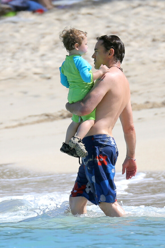 Exclusif - Robert Downey Jr. papa-poule et ventre bedonnant face à son fils Exton Elias en vacances à Saint Barthélemy le 29 décembre 2013.