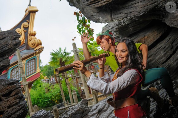 Valérie Bègue avec Peter Pan à Disneyland Paris le 15 septembre 2013, un mois après son mariage avec Camille Lacourt.