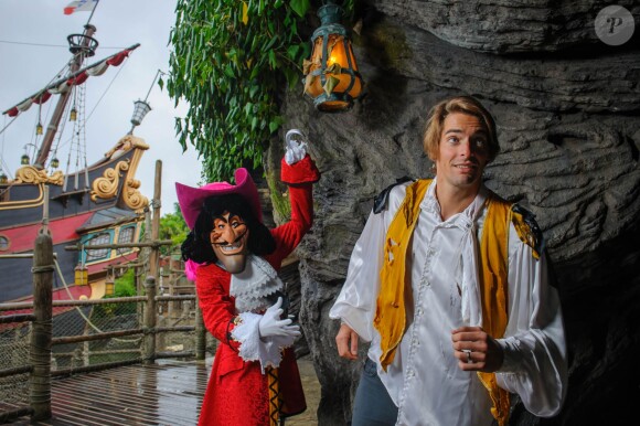 Camille Lacourt terrorisé par le capitaine Crochet à Disneyland Paris le 15 septembre 2013, un mois après son mariage avec Valérie Bègue.