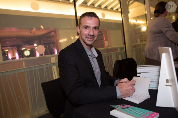 Franck Thilliez - Sortie du livre "13 à table !" au profit des Restos du Cœur à la Maison des Métallos à Paris, le 4 novembre 2014.