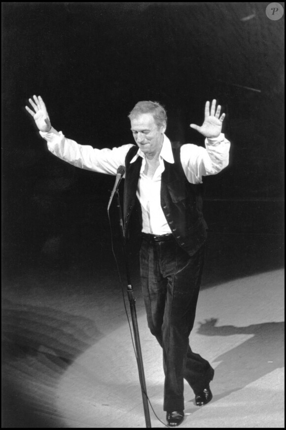 Yves Montand sur scène, photo d'archive