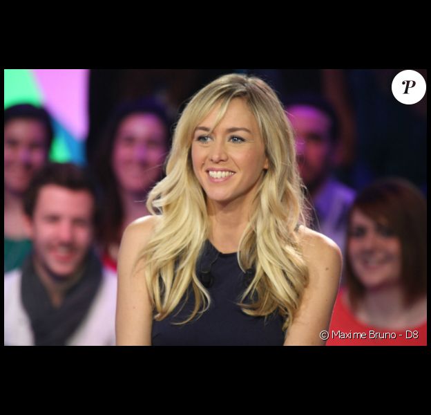 Enora Malagré, le vendredi 7 mars à Boulogne-Billancourt, sur le tournage de Derrière le poste, nouveau prime time prochainement diffusé sur D8.