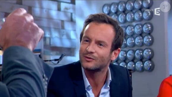 Laurent Baffie et le chroniqueur Jérémy Michalak en pleine dispute dans "C à vous" sur France 5, le jeudi 12 décembre 2013.